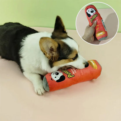 Petit chien jouant avec peluche rouge - CrazyChip